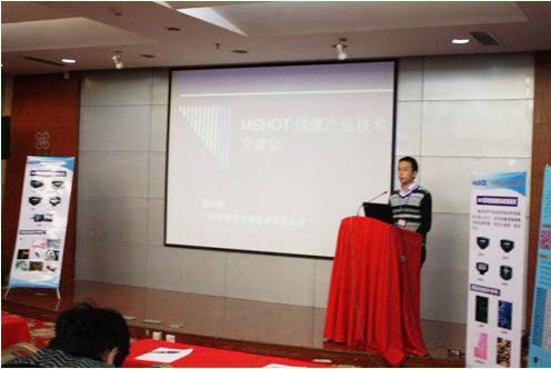 裴沂輝總工程師在講解數(shù)碼成像知識(shí)